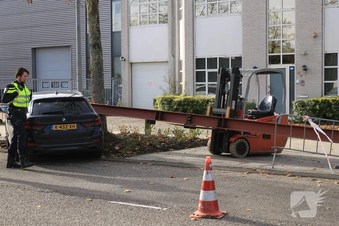 Auto opengereten bij botsing met stalen balk