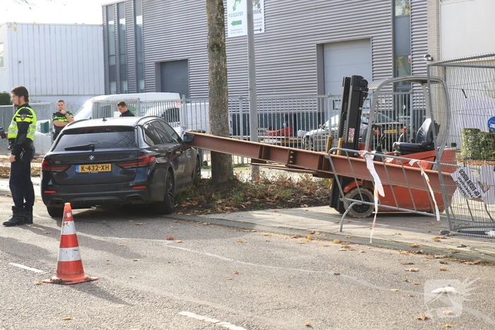 Auto opengereten bij botsing met stalen balk
