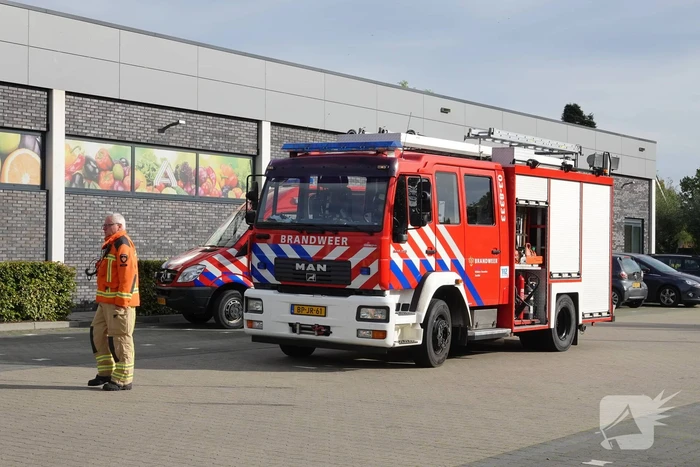 Automobilist eindigt tegen Aldi supermarkt