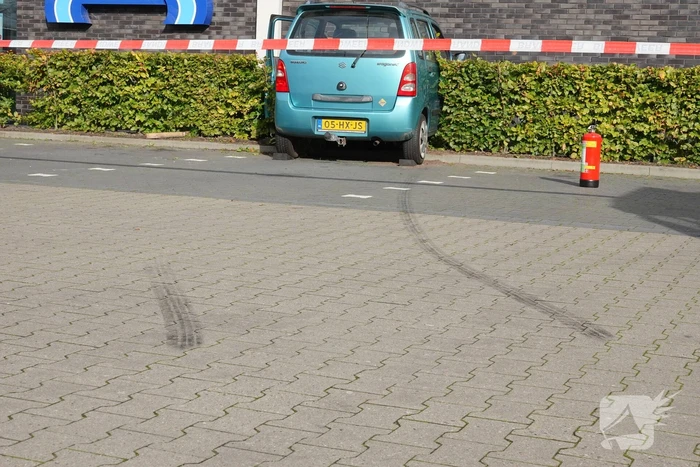 Automobilist eindigt tegen Aldi supermarkt