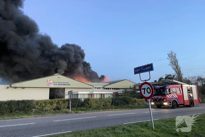 Enorme uitslaande brand bij bloembollenbedrijf