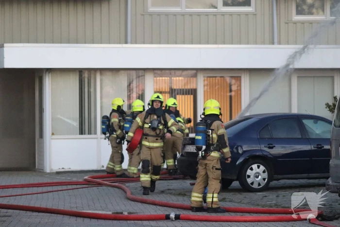 Enorme uitslaande brand bij bloembollenbedrijf
