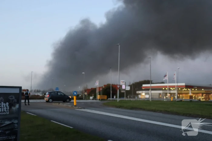 Enorme uitslaande brand bij bloembollenbedrijf