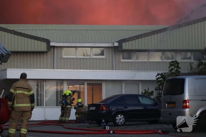 Enorme uitslaande brand bij bloembollenbedrijf