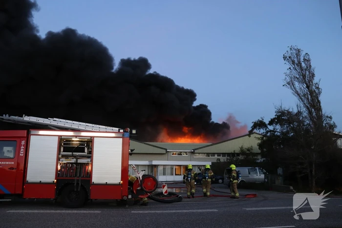 Enorme uitslaande brand bij bloembollenbedrijf