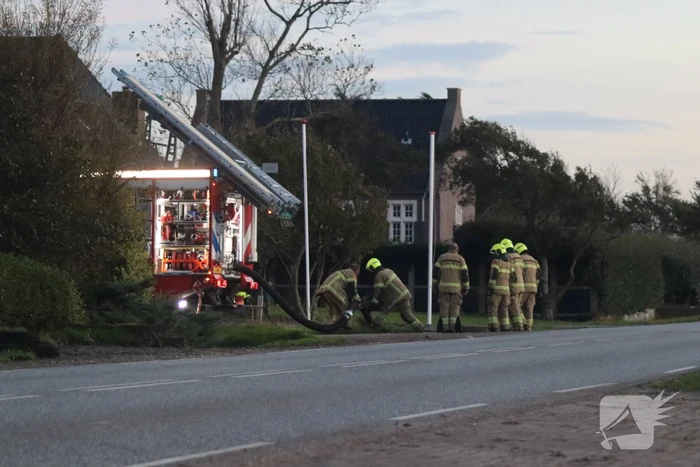 Enorme uitslaande brand bij bloembollenbedrijf