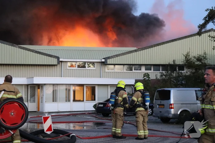 Enorme uitslaande brand bij bloembollenbedrijf