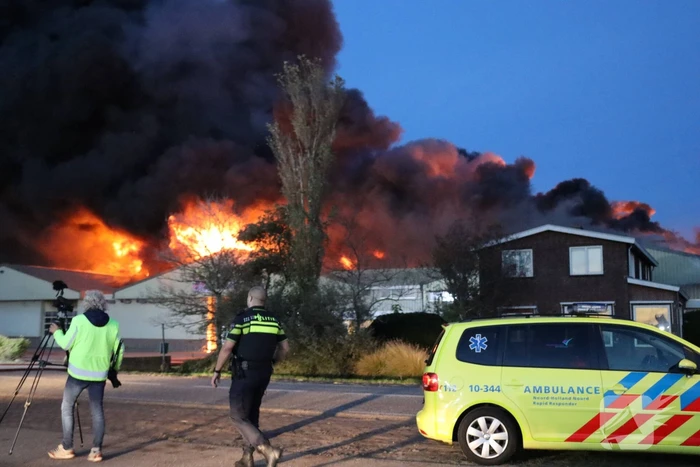 Enorme uitslaande brand bij bloembollenbedrijf