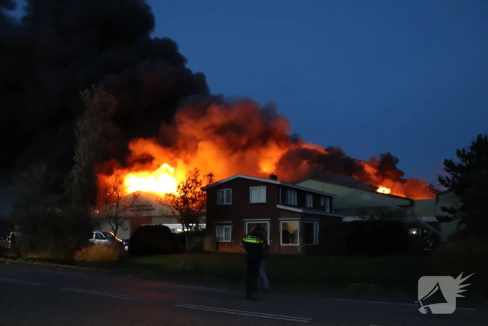 Enorme uitslaande brand bij bloembollenbedrijf