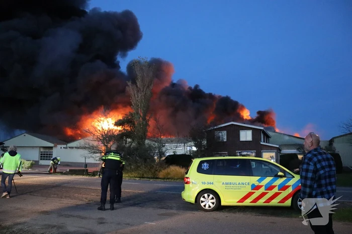 Enorme uitslaande brand bij bloembollenbedrijf