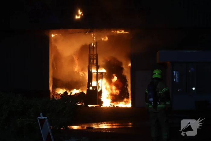 Enorme uitslaande brand bij bloembollenbedrijf