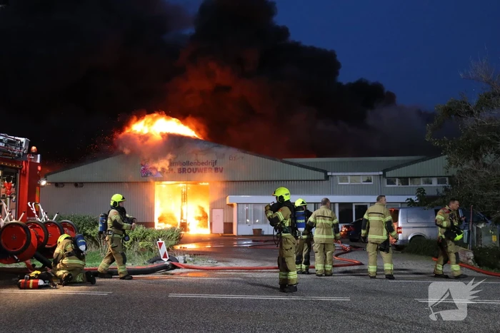 Enorme uitslaande brand bij bloembollenbedrijf