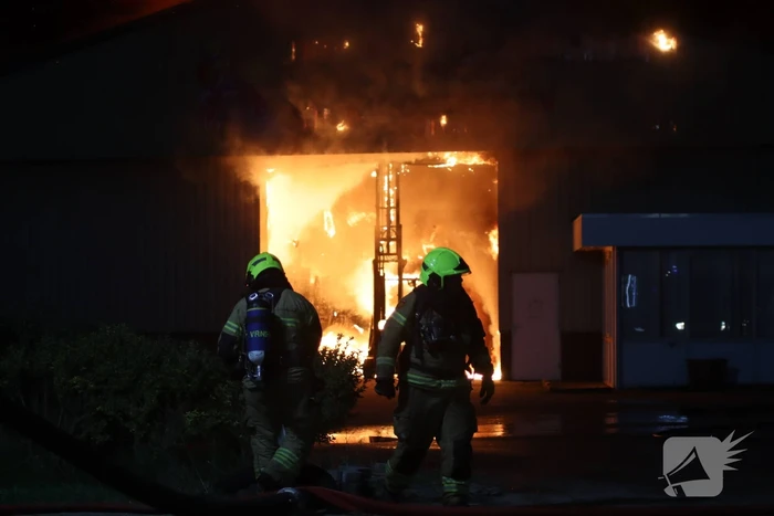 Enorme uitslaande brand bij bloembollenbedrijf