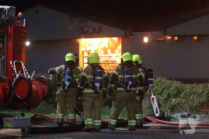 Enorme uitslaande brand bij bloembollenbedrijf