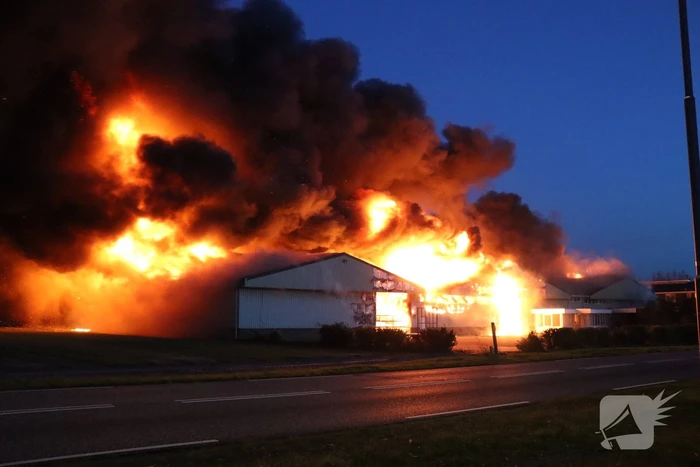 Enorme uitslaande brand bij bloembollenbedrijf