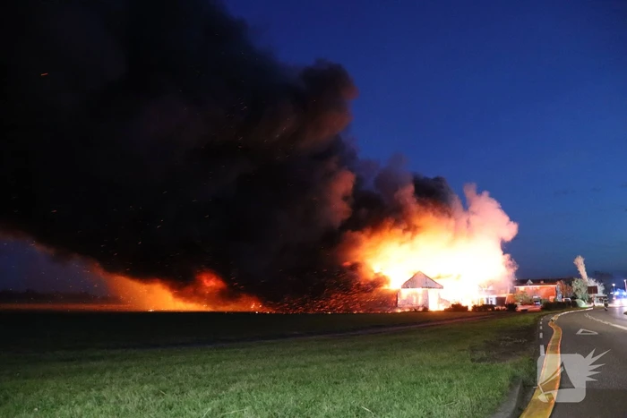 Enorme uitslaande brand bij bloembollenbedrijf