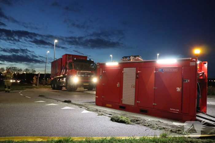 Enorme uitslaande brand bij bloembollenbedrijf
