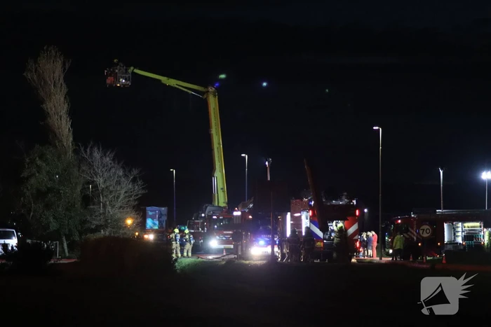 Enorme uitslaande brand bij bloembollenbedrijf