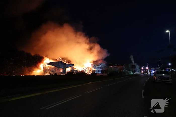 Enorme uitslaande brand bij bloembollenbedrijf