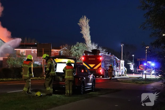 Enorme uitslaande brand bij bloembollenbedrijf