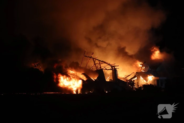 Enorme uitslaande brand bij bloembollenbedrijf