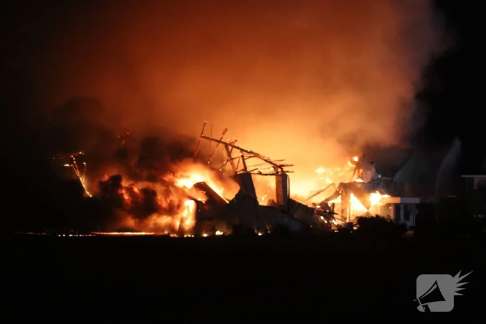 Enorme uitslaande brand bij bloembollenbedrijf