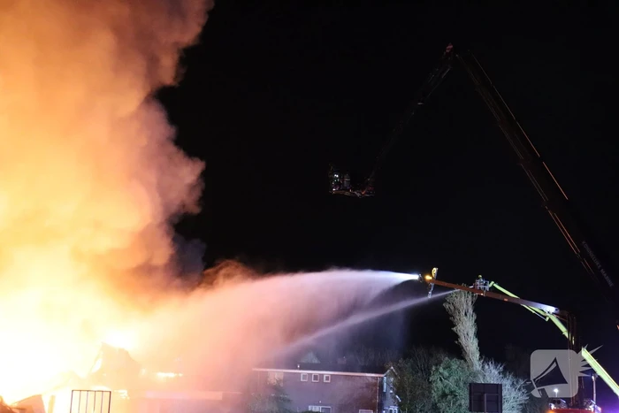 Enorme uitslaande brand bij bloembollenbedrijf
