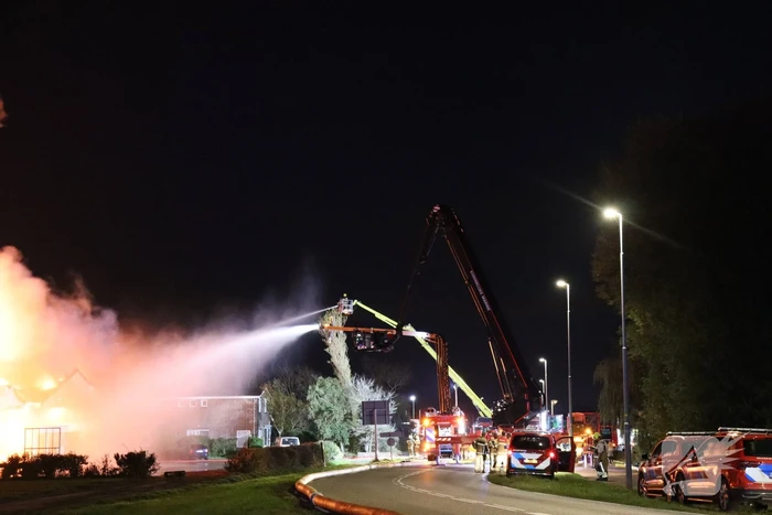 Enorme uitslaande brand bij bloembollenbedrijf