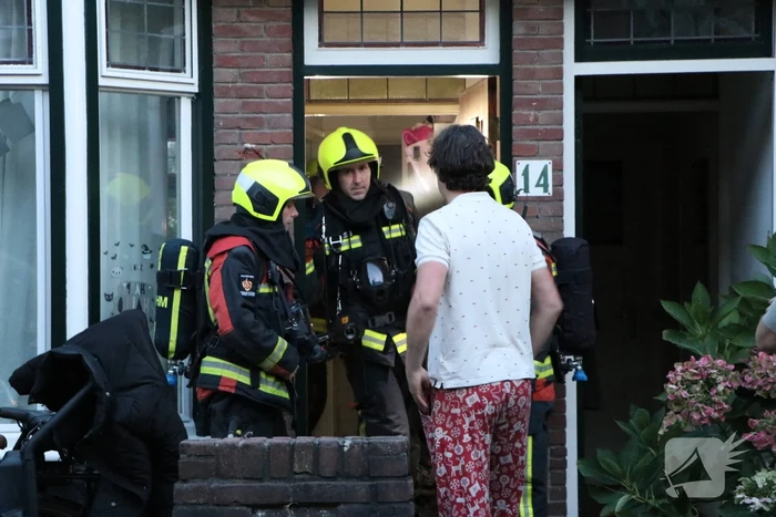 Brandeer doet onderzoek brandgeur