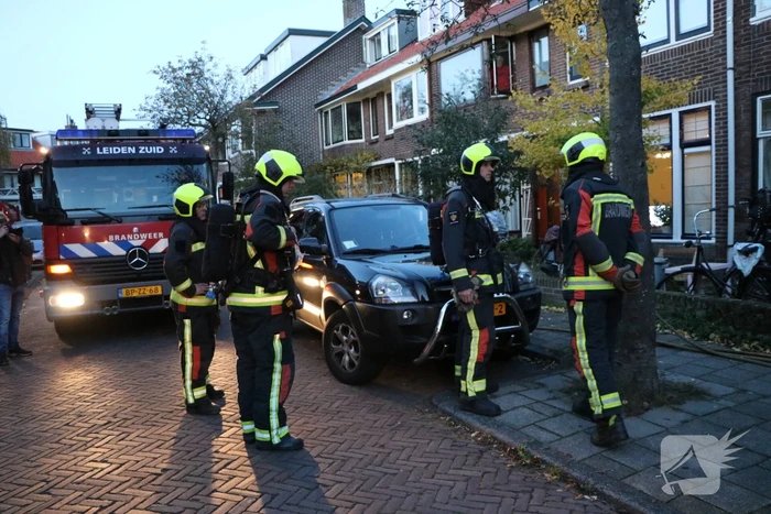 Brandeer doet onderzoek brandgeur