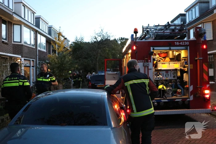 Brandeer doet onderzoek brandgeur