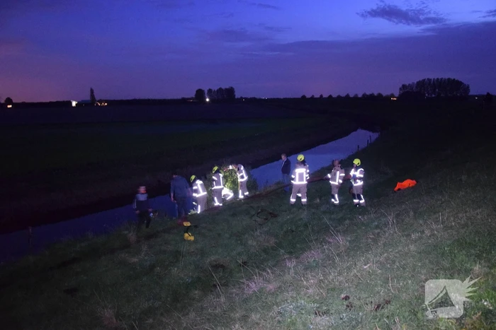 Brandweer redt paard uit een sloot