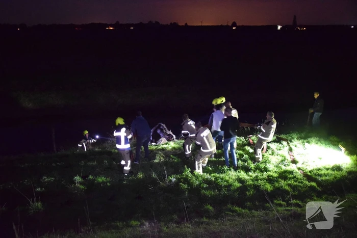 Brandweer redt paard uit een sloot