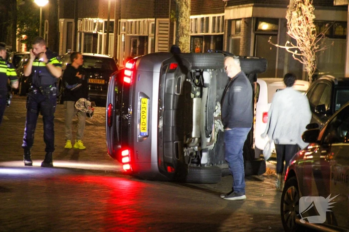 Personenauto op de kant na ongeval