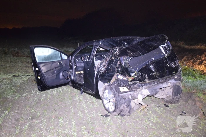 Auto belandt zwaar beschadigd in weiland bij eenzijdig ongeval