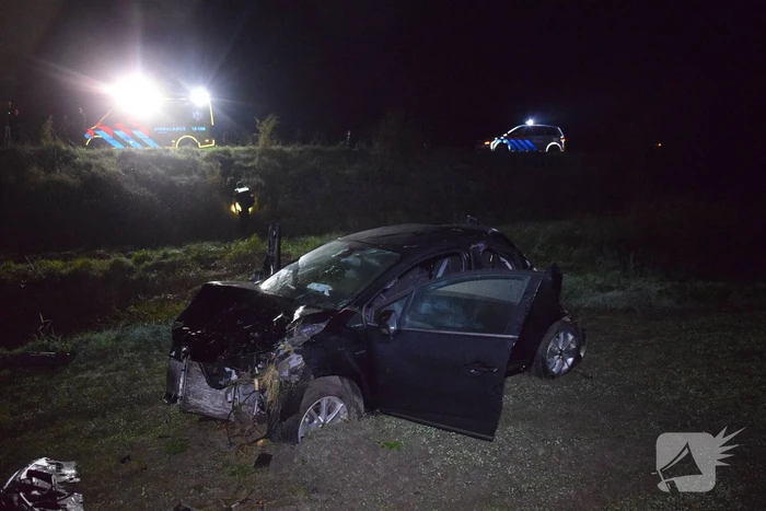 Auto belandt zwaar beschadigd in weiland bij eenzijdig ongeval
