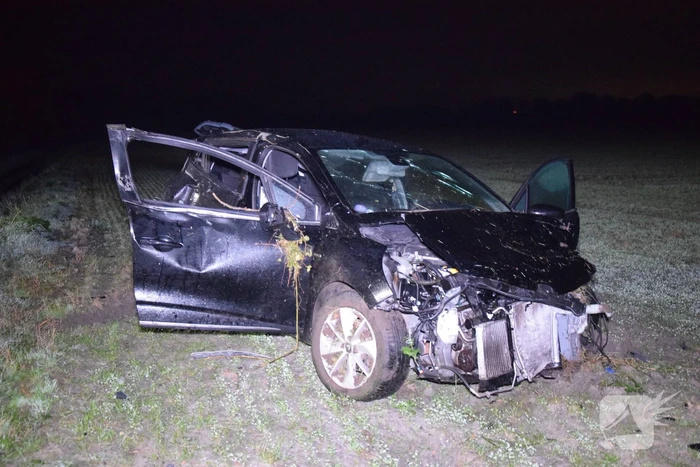 Auto belandt zwaar beschadigd in weiland bij eenzijdig ongeval