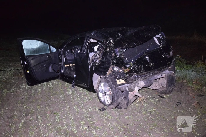 Auto belandt zwaar beschadigd in weiland bij eenzijdig ongeval