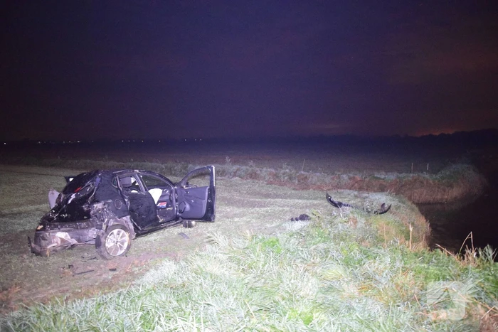 Auto belandt zwaar beschadigd in weiland bij eenzijdig ongeval