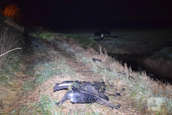 Auto belandt zwaar beschadigd in weiland bij eenzijdig ongeval