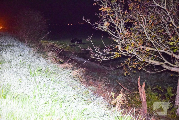 Auto belandt zwaar beschadigd in weiland bij eenzijdig ongeval