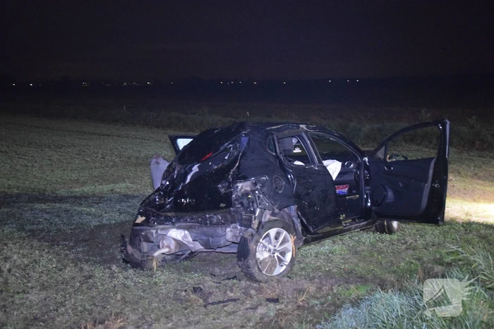 Auto belandt zwaar beschadigd in weiland bij eenzijdig ongeval