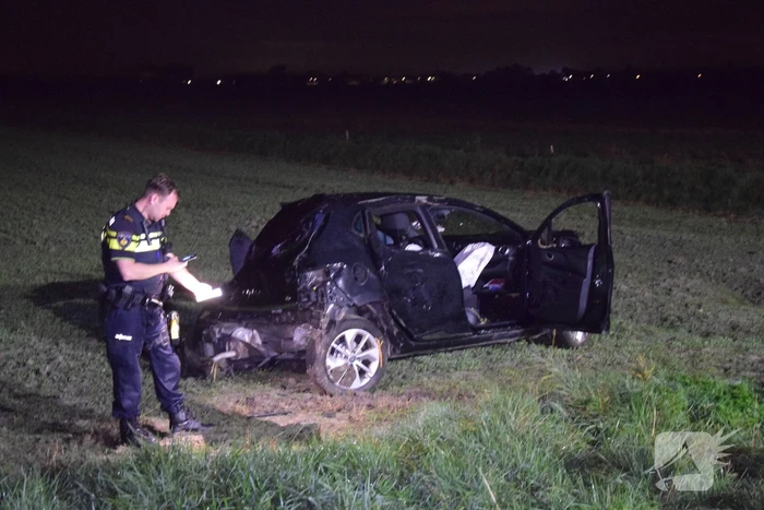 Auto belandt zwaar beschadigd in weiland bij eenzijdig ongeval