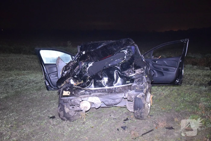 Auto belandt zwaar beschadigd in weiland bij eenzijdig ongeval