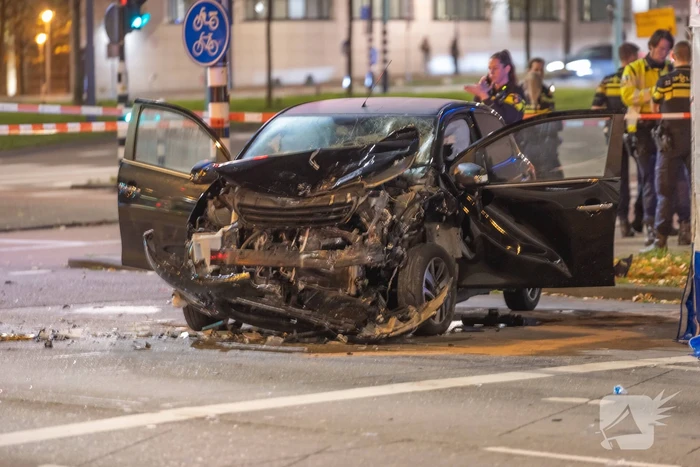 Dode en twee gewonden bij ernstig verkeersongeval