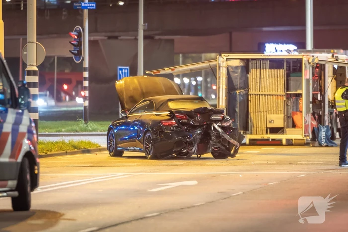 Dode en twee gewonden bij ernstig verkeersongeval