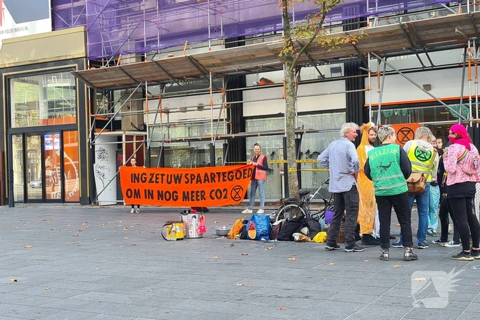 Demonstratie tegen CO2 bij bank