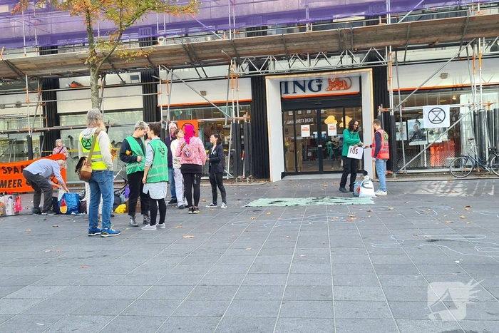 Demonstratie tegen CO2 bij bank