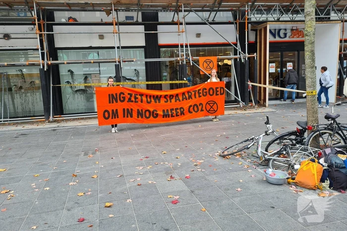Demonstratie tegen CO2 bij bank
