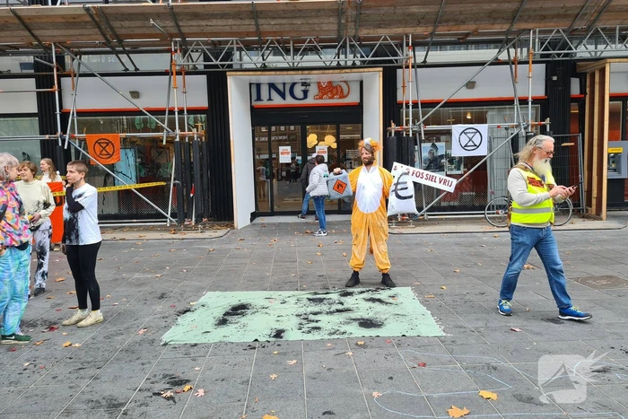 Demonstratie tegen CO2 bij bank